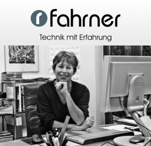 Logo mit Christine Fahrner am Schreibtisch Logo mit Christine Fahrner am Schreibtisch
