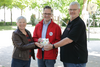 Auf dem Foto sind von rechts nach links zu sehen: Armin Lüeße (Schatzmeister), Mario Roggow (Projektleiter ÖVB-Arena, für Dein Festmahl e.V.) und Christine Fahrner (Vorsitzende der Werbegemeinschaft)